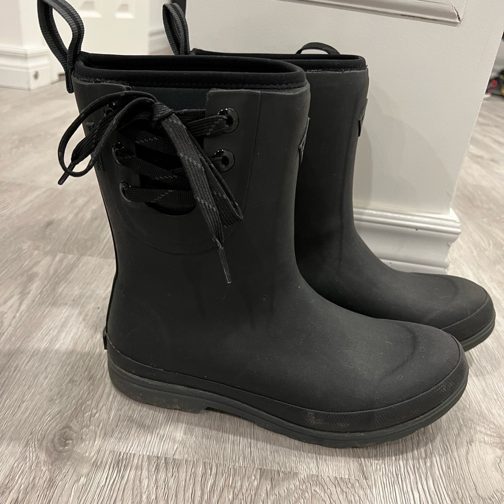 Womens MUCK BRAND  snow and rain boots size 8